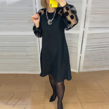Laden Sie das Bild in den Galerie-Viewer, Elegantes Kleid mit Tupfenmuster