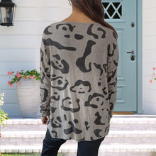 Laden Sie das Bild in den Galerie-Viewer, Langärmliges T-Shirt mit Animal-Print