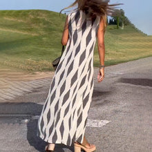 Laden Sie das Bild in den Galerie-Viewer, Langes Kleid mit Schlitz und Rautenmuster