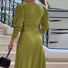 Laden Sie das Bild in den Galerie-Viewer, Plissiertes Kleid mit Schlitz in der Taille