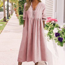 Laden Sie das Bild in den Galerie-Viewer, Taillenbetontes Spitzenkleid mit V-Ausschnitt