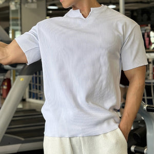 T-shirt mit kleinem V-Ausschnitt