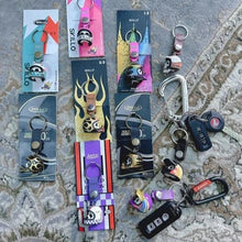 Laden Sie das Bild in den Galerie-Viewer, Bunter Totenkopf Helm Schlüsselanhänger