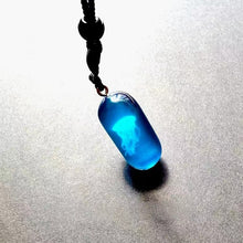 Laden Sie das Bild in den Galerie-Viewer, Harz Quallen Glow Anhänger Halskette