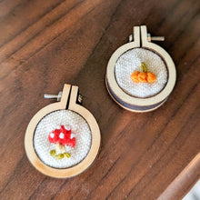 Laden Sie das Bild in den Galerie-Viewer, Gespenst aus Filzwolle