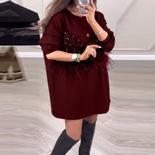 Laden Sie das Bild in den Galerie-Viewer, Modisches Patchworkkleid mit Pailletten und Federn in Volltonfarbe