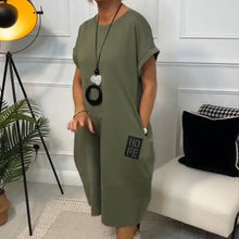 Laden Sie das Bild in den Galerie-Viewer, Schlichtes, kurzärmliges Kleid mit Buchstabenprint