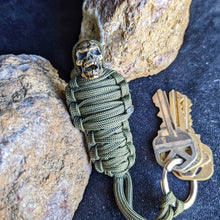 Laden Sie das Bild in den Galerie-Viewer, Paracord Mumie Messing Totenkopf Schlüsselanhänger