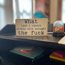 Laden Sie das Bild in den Galerie-Viewer, Englische Holztafel Ornament