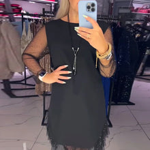 Laden Sie das Bild in den Galerie-Viewer, Kleid mit Rundhalsausschnitt, transparentem Netzstoff und Nähten
