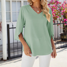 Laden Sie das Bild in den Galerie-Viewer, Unifarbenes Shirt mit V-Ausschnitt aus lockerem Chiffon