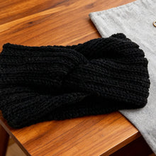 Laden Sie das Bild in den Galerie-Viewer, Handgestricktes warmes Stirnband aus Garn