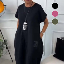 Laden Sie das Bild in den Galerie-Viewer, Schlichtes, kurzärmliges Kleid mit Buchstabenprint