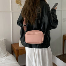 Laden Sie das Bild in den Galerie-Viewer, Kleine Quadratische Schultertasche aus Leder