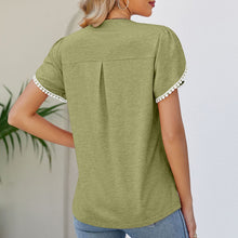 Laden Sie das Bild in den Galerie-Viewer, T-Shirt mit V-Ausschnitt und Spitzenblütenärmeln