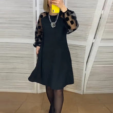 Laden Sie das Bild in den Galerie-Viewer, Elegantes Kleid mit Tupfenmuster