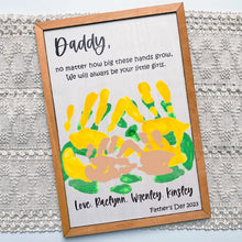 Laden Sie das Bild in den Galerie-Viewer, Personalisiertes Papa-Handabdruckschild aus Holz, DIY-Geschenk zum Vatertag