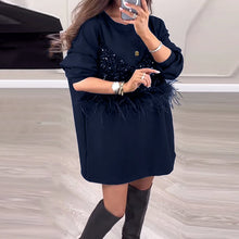 Laden Sie das Bild in den Galerie-Viewer, Modisches Patchworkkleid mit Pailletten und Federn in Volltonfarbe
