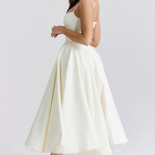 Laden Sie das Bild in den Galerie-Viewer, Kleid mit weitem Saum und Hosenträgern