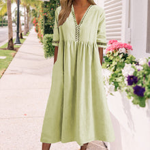 Laden Sie das Bild in den Galerie-Viewer, Taillenbetontes Spitzenkleid mit V-Ausschnitt