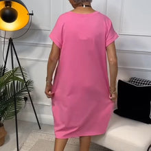 Laden Sie das Bild in den Galerie-Viewer, Schlichtes, kurzärmliges Kleid mit Buchstabenprint