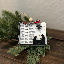 Laden Sie das Bild in den Galerie-Viewer, Hübsches Bücherregal als Christbaumschmuck