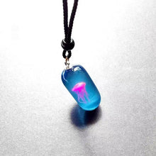 Laden Sie das Bild in den Galerie-Viewer, Harz Quallen Glow Anhänger Halskette