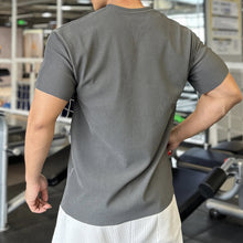 Laden Sie das Bild in den Galerie-Viewer, T-shirt mit kleinem V-Ausschnitt