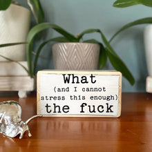 Laden Sie das Bild in den Galerie-Viewer, Englische Holztafel Ornament