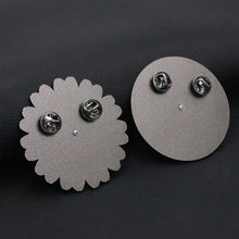 Laden Sie das Bild in den Galerie-Viewer, Kreative drehbare Roulette-Brosche