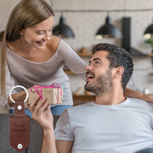 Laden Sie das Bild in den Galerie-Viewer, Leder Geschenk Schlüsselanhänger