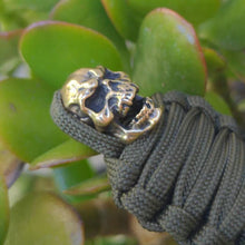 Laden Sie das Bild in den Galerie-Viewer, Paracord Mumie Messing Totenkopf Schlüsselanhänger