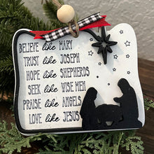 Laden Sie das Bild in den Galerie-Viewer, Hübsches Bücherregal als Christbaumschmuck