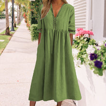 Laden Sie das Bild in den Galerie-Viewer, Taillenbetontes Spitzenkleid mit V-Ausschnitt