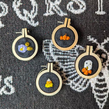 Laden Sie das Bild in den Galerie-Viewer, Gespenst aus Filzwolle