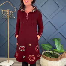 Laden Sie das Bild in den Galerie-Viewer, Freizeitkleid mit Kreis-Print, Reißverschluss und Kapuze