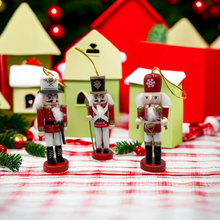 Laden Sie das Bild in den Galerie-Viewer, Nussknacker Puppenspieler Ornament