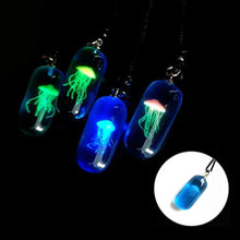 Laden Sie das Bild in den Galerie-Viewer, Harz Quallen Glow Anhänger Halskette