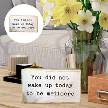 Laden Sie das Bild in den Galerie-Viewer, Englische Holztafel Ornament