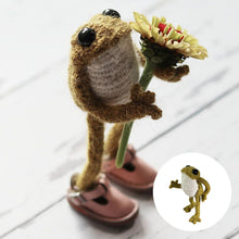 Laden Sie das Bild in den Galerie-Viewer, Handgehäkelte Kröte als Dekoration