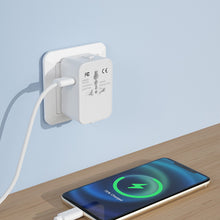 Laden Sie das Bild in den Galerie-Viewer, Universeller Reiseadapter mit zwei USB-Anschlüssen