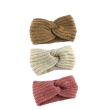 Laden Sie das Bild in den Galerie-Viewer, Handgestricktes warmes Stirnband aus Garn