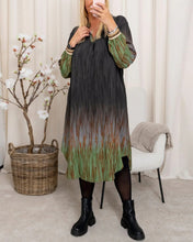 Laden Sie das Bild in den Galerie-Viewer, Hemdblusenkleid mit V-Ausschnitt und Tintendruck