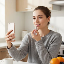 Laden Sie das Bild in den Galerie-Viewer, Brightening Moisturizing Lippenbalsam-Essenz