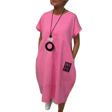 Laden Sie das Bild in den Galerie-Viewer, Schlichtes, kurzärmliges Kleid mit Buchstabenprint