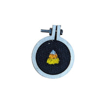 Laden Sie das Bild in den Galerie-Viewer, Gespenst aus Filzwolle