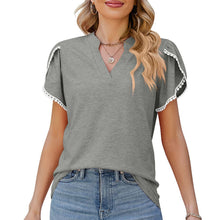 Laden Sie das Bild in den Galerie-Viewer, T-Shirt mit V-Ausschnitt und Spitzenblütenärmeln