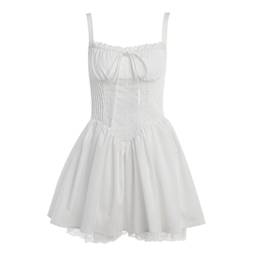 Neckholderkleid in A-Linie mit figurbetonter Taille