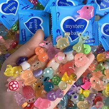 Laden Sie das Bild in den Galerie-Viewer, Mini Glow-In-The-Dark Tierfiguren Blind Bags