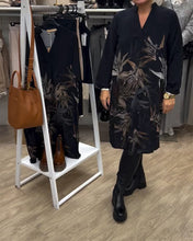 Laden Sie das Bild in den Galerie-Viewer, Langärmliges Kleid mit V-Ausschnitt und Blätter-Print
